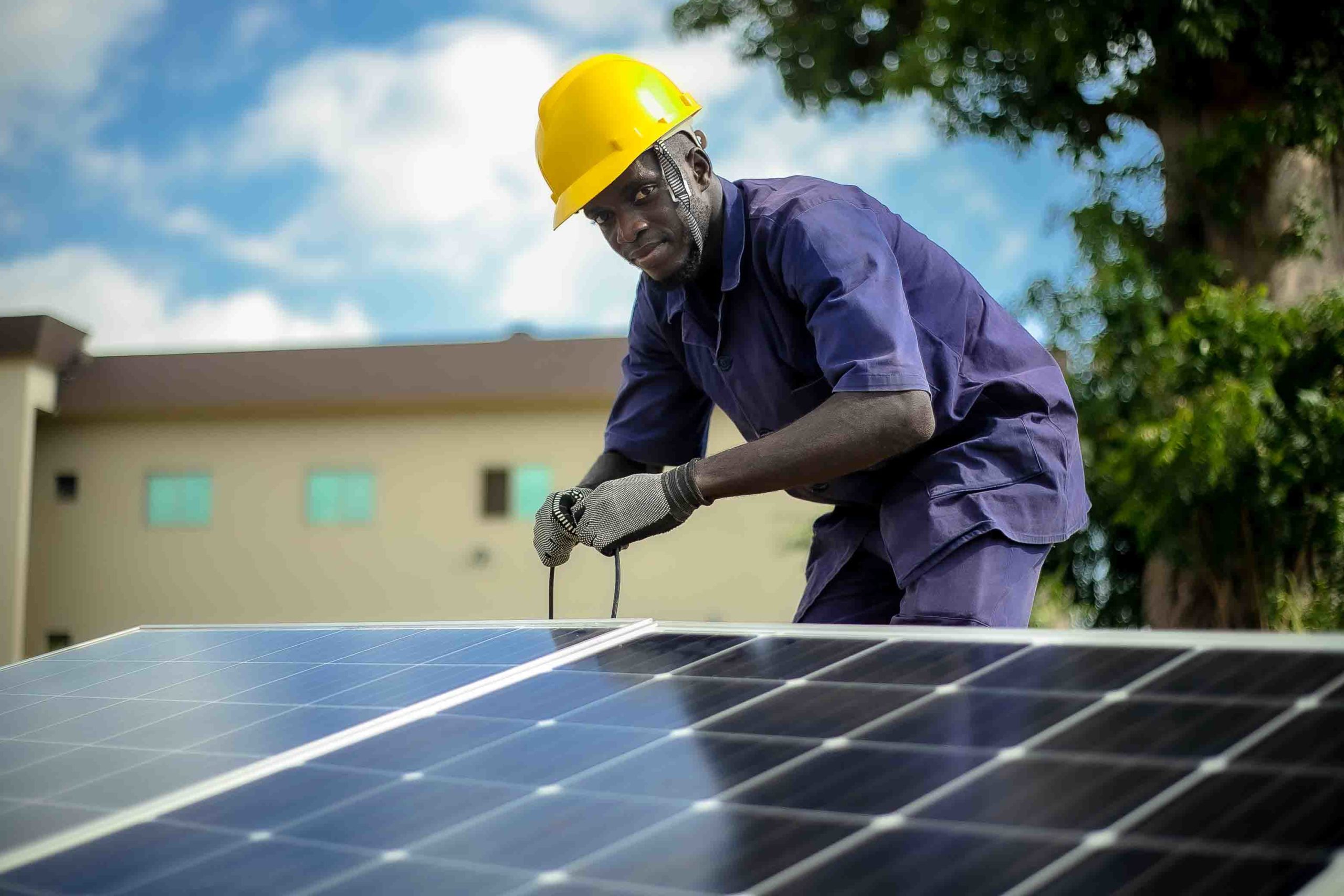 découvrez notre formation complète pour devenir technicien photovoltaïque. apprenez les compétences essentielles pour installer, entretenir et optimiser les systèmes solaires photovoltaïques. rejoignez-nous et participez à la transition énergétique tout en développant votre carrière dans un secteur en plein essor.
