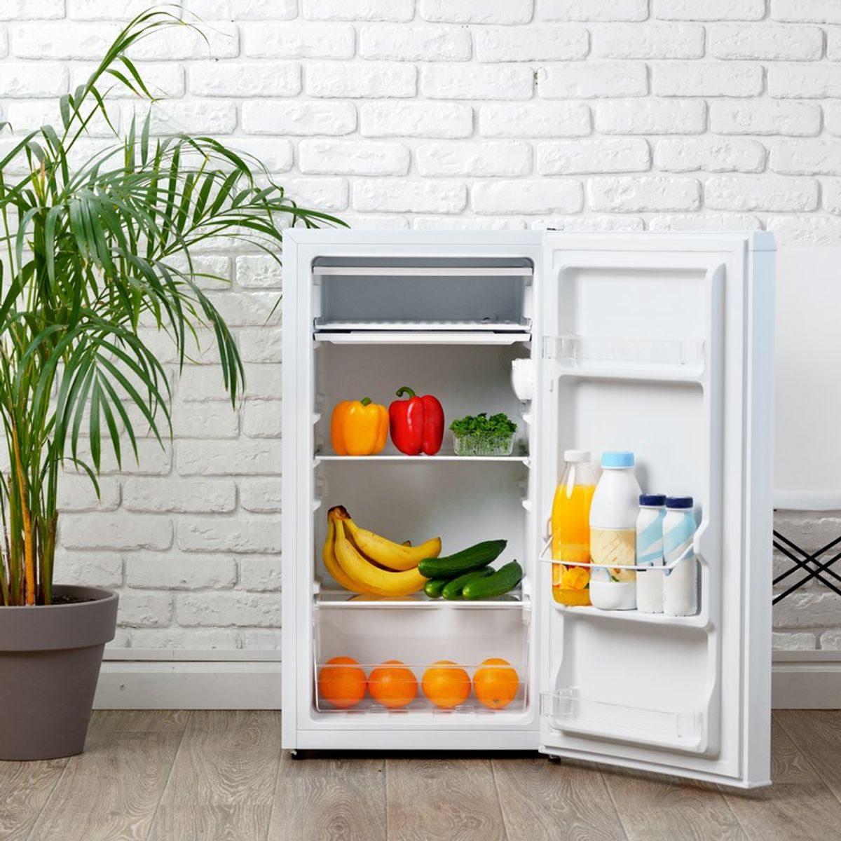 découvrez le frigo petit darty, idéal pour les espaces réduits. alliant design moderne et performance, il conserve vos aliments frais tout en s'intégrant parfaitement dans votre cuisine. pratique et fonctionnel, ce réfrigérateur est le choix parfait pour optimiser votre espace de vie.