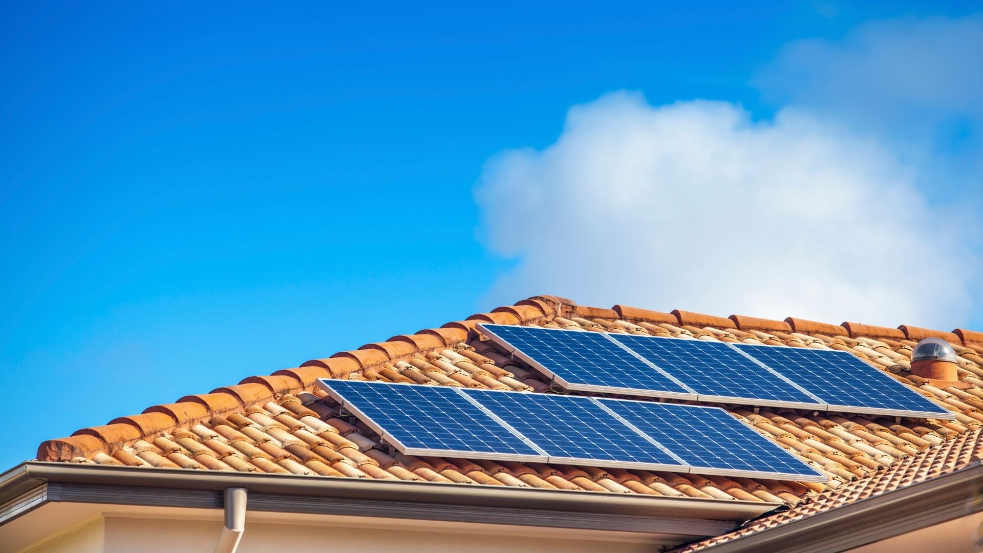 découvrez notre guide complet sur les panneaux solaires : types, avantages, installation et conseils pratiques pour optimiser votre consommation d'énergie et réduire votre impact environnemental.