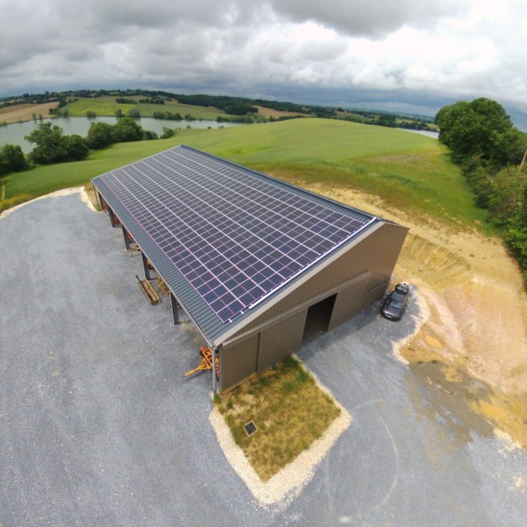 découvrez notre hangar agricole photovoltaïque, une solution innovante et écologique pour optimiser vos espaces de stockage tout en bénéficiant d'une source d'énergie renouvelable. idéal pour les agriculteurs soucieux de leur impact environnemental, ce hangar allie fonctionnalité et durabilité.