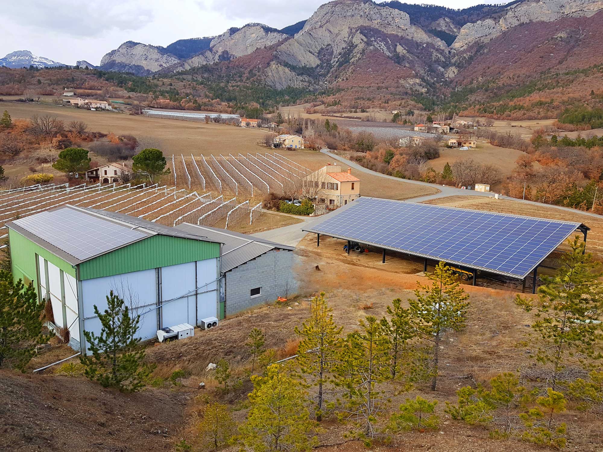 découvrez nos solutions innovantes pour les hangars photovoltaïques. maximisez l'énergie solaire et optimisez l'espace de votre entrepôt grâce à des panneaux solaires adaptés à vos besoins.