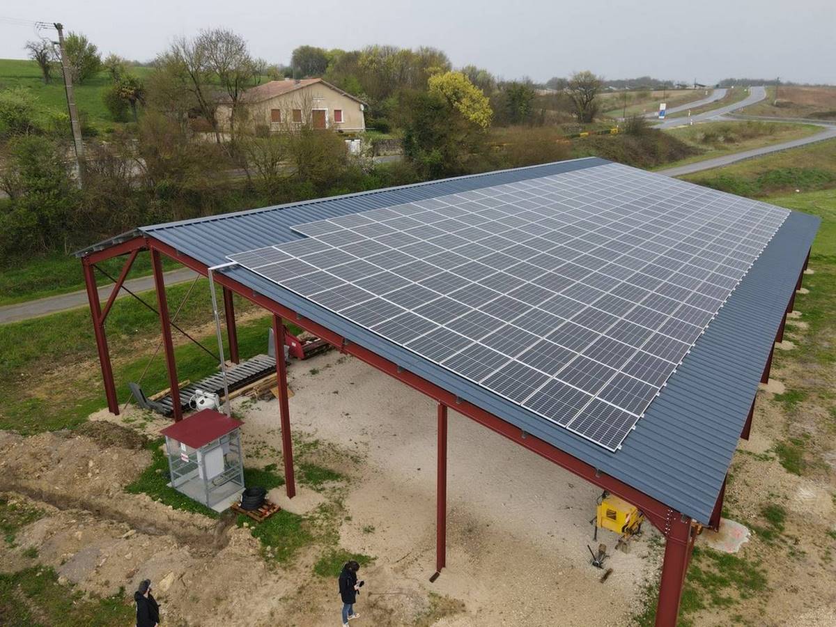 découvrez comment bénéficier d'un hangar photovoltaïque gratuit pour optimiser votre production d'énergie solaire. profitez des avantages d'une installation éco-responsable tout en réduisant vos coûts. informez-vous sur les démarches et les aides disponibles pour concrétiser votre projet d'énergie renouvelable.