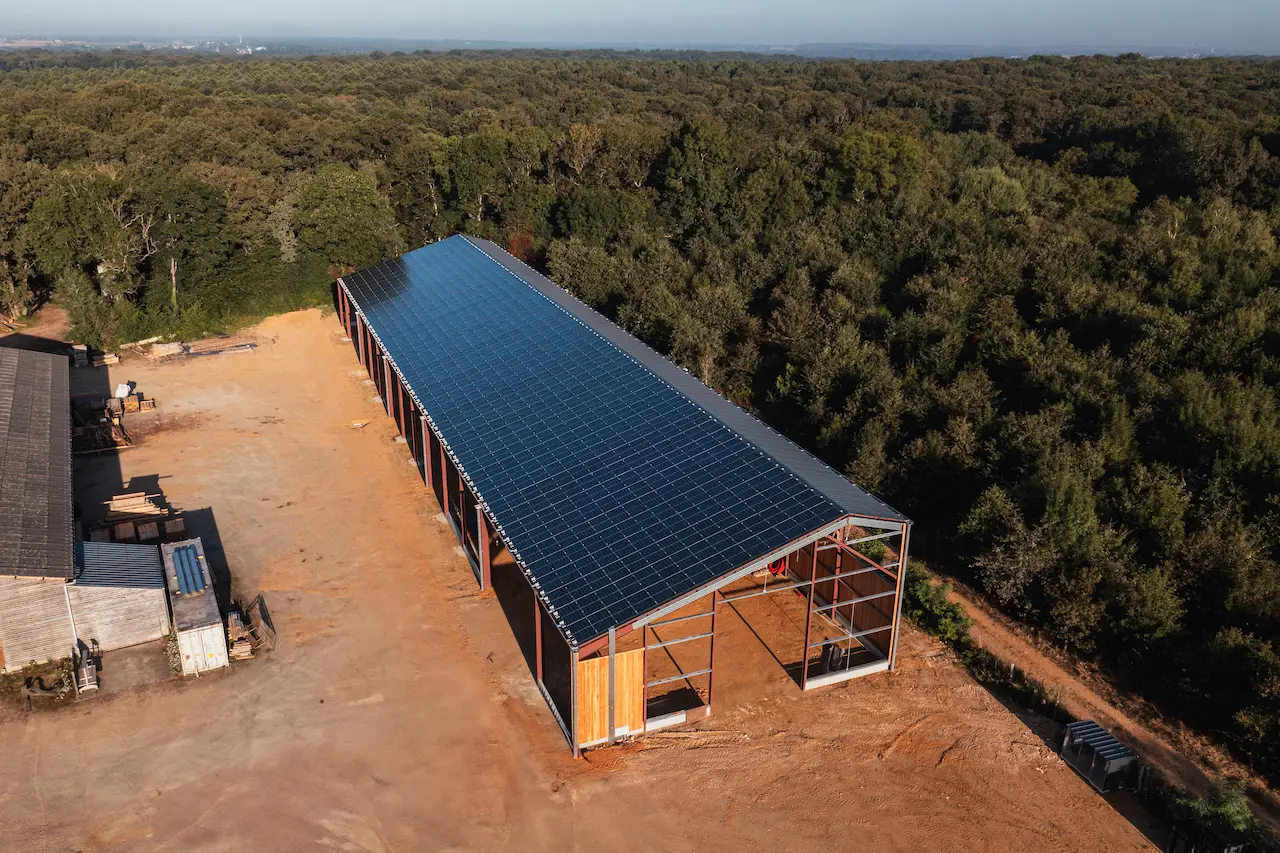 découvrez les avantages des hangars photovoltaïques, une solution innovante pour allier protection de vos biens et production d'énergie renouvelable. optez pour une structure durable et économique qui optimise l'espace tout en réduisant votre empreinte carbone.