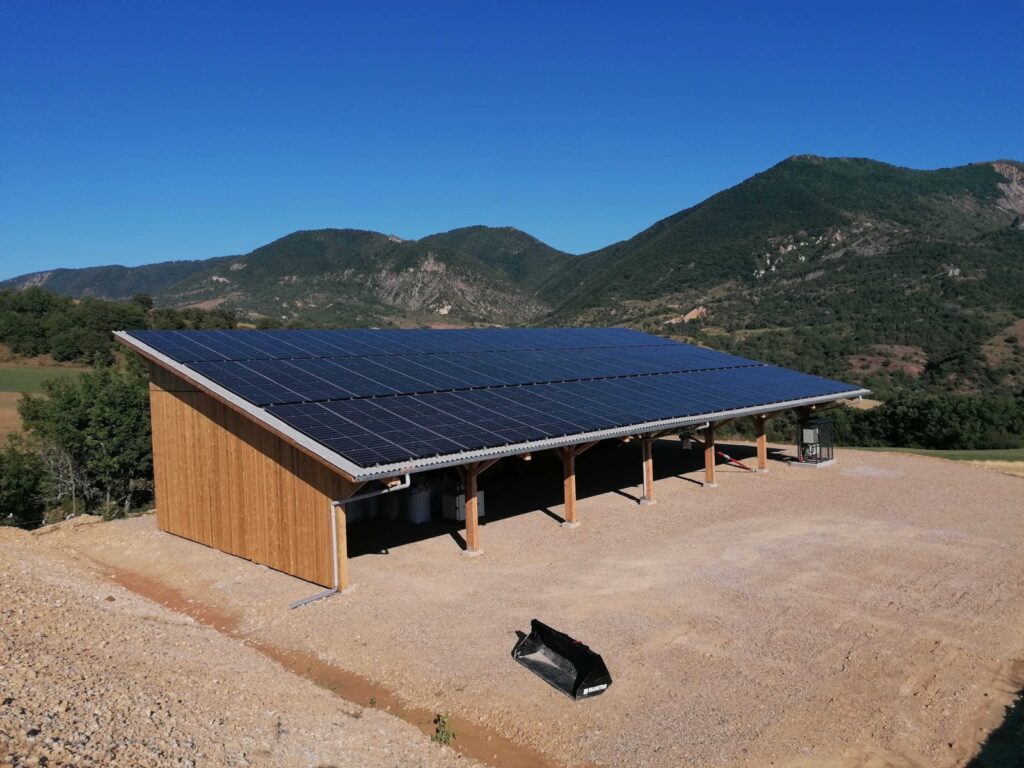 découvrez nos hangars photovoltaïques (pv) : des solutions idéales pour optimiser votre espace tout en produisant de l'énergie propre et renouvelable. idéal pour les entreprises et les particuliers souhaitant réduire leurs coûts énergétiques et leur empreinte carbone.