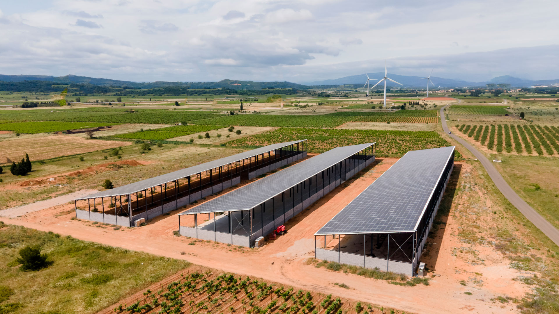 découvrez notre hangar photovoltaïque monopente, conçu pour maximiser l'efficacité énergétique tout en offrant une solution d'abri spacieuse et moderne. idéal pour le stockage et la production d'énergie renouvelable, ce hangar allie robustesse et esthétisme.