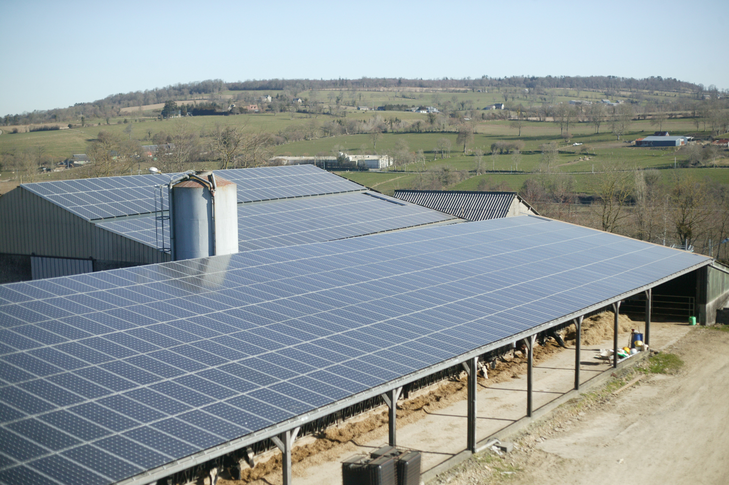 découvrez notre hangar solaire de 300 kwc, une solution innovante pour optimiser votre production d'énergie renouvelable. profitez d'une installation performante et durable, idéale pour réduire vos coûts et réaliser des économies sur vos factures d'électricité tout en préservant l'environnement.