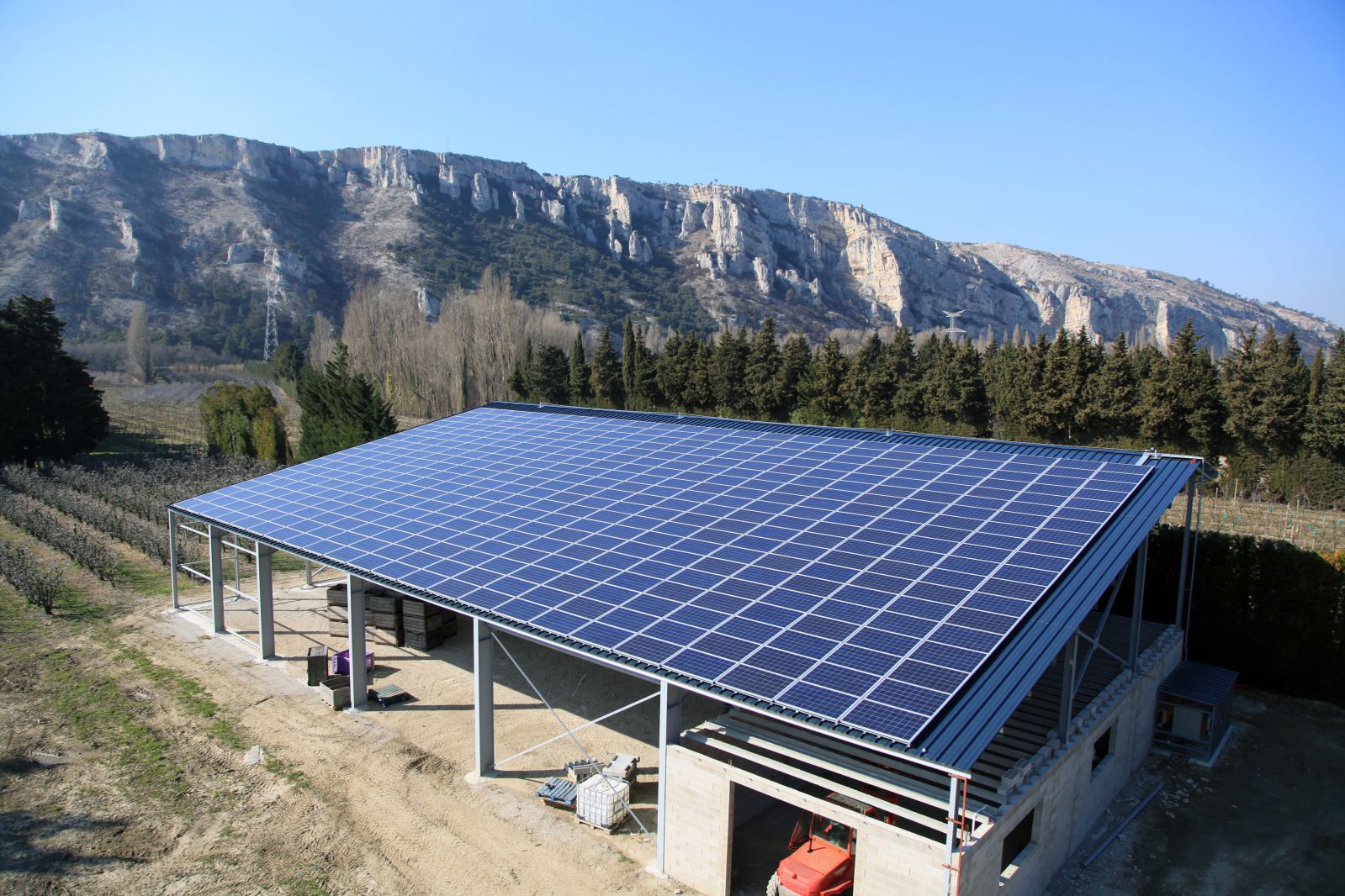 découvrez notre hangar solaire de 300 kwc, une solution innovante et durable pour produire de l'énergie verte tout en optimisant votre espace. idéal pour les entreprises soucieuses de leur empreinte carbone, ce hangar offre une technologie performante et respectueuse de l'environnement, alliant efficacité énergétique et protection des ressources naturelles.