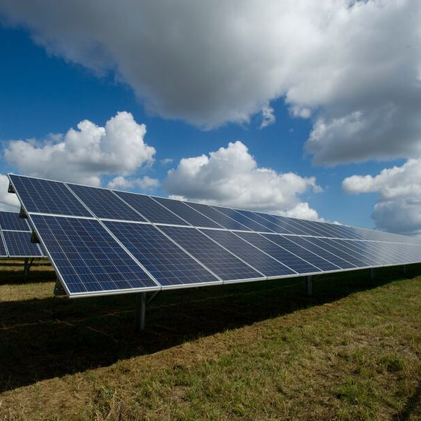 découvrez comment l'inclinaison des panneaux solaires peut optimiser leur efficacité et maximiser la production d'énergie. apprenez les meilleures pratiques pour positionner vos panneaux en fonction de votre emplacement géographique et des conditions d'ensoleillement.