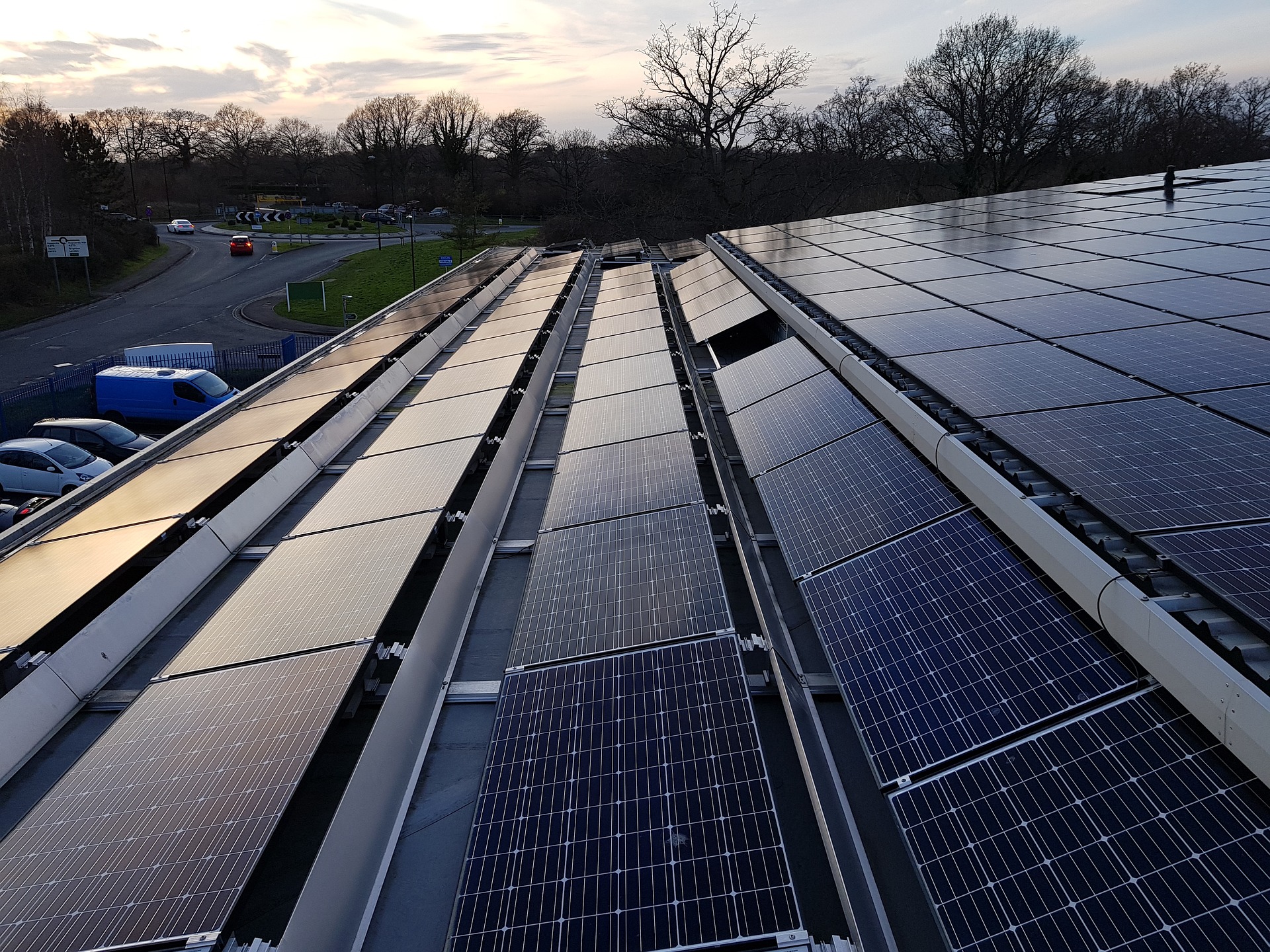 découvrez les inconvénients de l'énergie solaire, de son coût initial élevé à son efficacité variable selon les conditions climatiques. apprenez-en plus sur les défis liés à cette source d'énergie renouvelable et comment ils peuvent impacter votre projet solaire.
