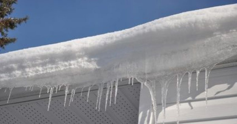 découvrez les causes et les solutions pour l'infiltration de neige sur votre toiture. protégez votre maison des dommages hivernaux grâce à nos conseils d'experts sur l'entretien et la prévention des infiltrations.