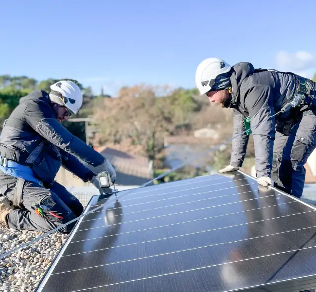 découvrez le métier d'ingénieure photovoltaïque, un rôle clé dans la transition énergétique. spécialisez-vous dans la conception, l'optimisation et la mise en œuvre de systèmes solaires durables pour contribuer à un avenir plus vert. rejoignez la révolution énergétique et soyez au cœur des innovations technologiques.