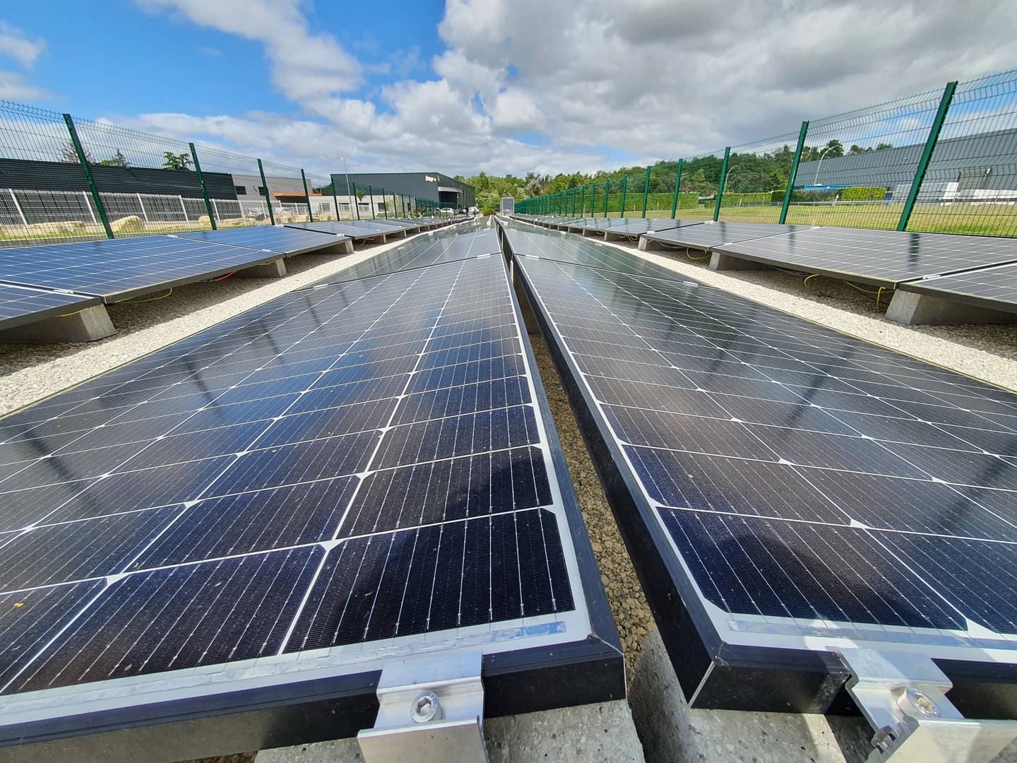 découvrez nos services d'installation de panneaux solaires pour optimiser votre consommation d'énergie et réduire votre empreinte carbone. équipe expérimentée, solutions sur mesure et un accompagnement complet pour un passage à l'énergie solaire réussi.