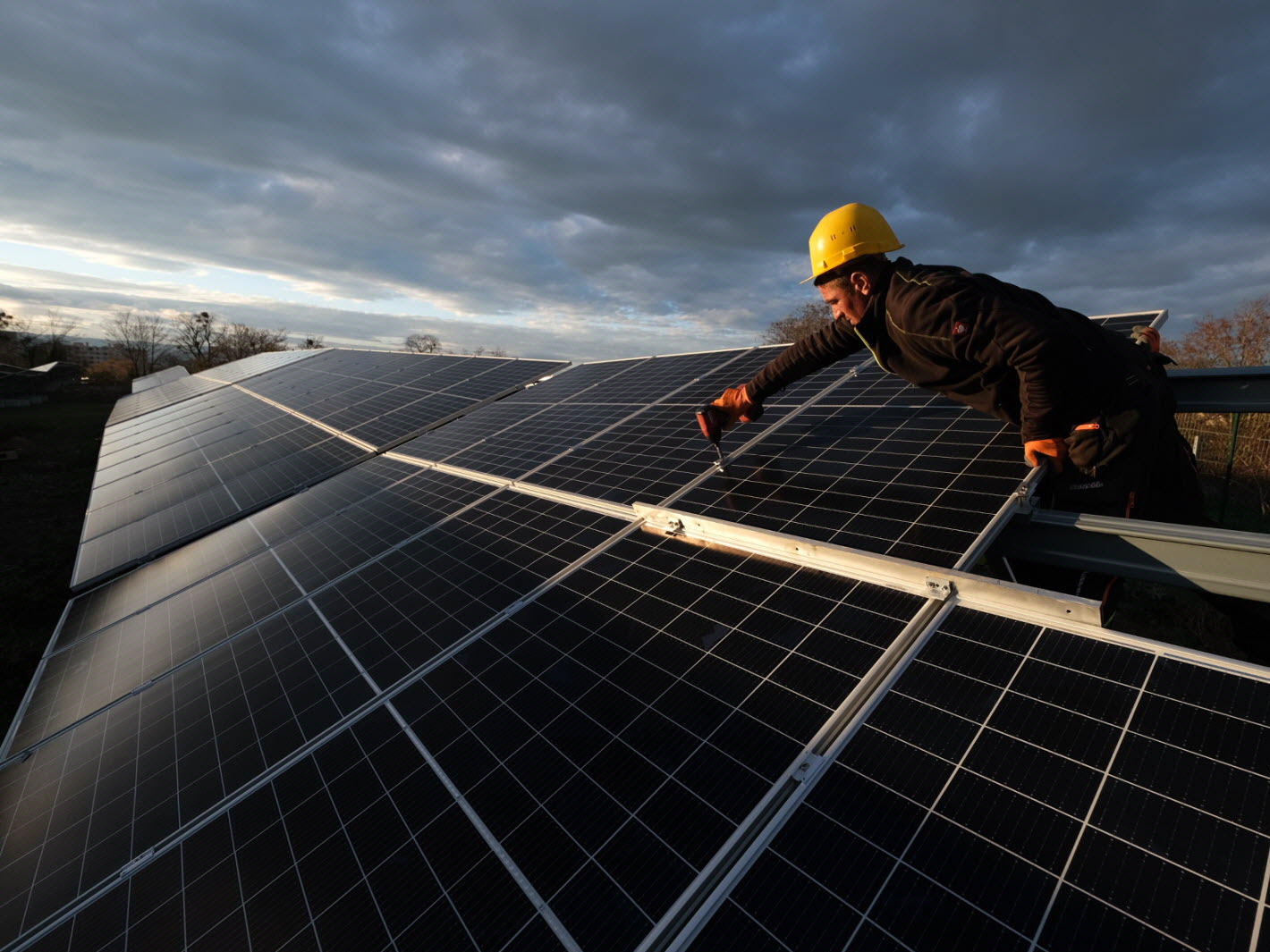 découvrez nos services d'installation de panneaux photovoltaïques dans le jura. profitez d'une énergie verte et durable tout en réduisant vos factures d'électricité. nos experts vous accompagnent dans votre projet et s'assurent d'une installation de qualité.