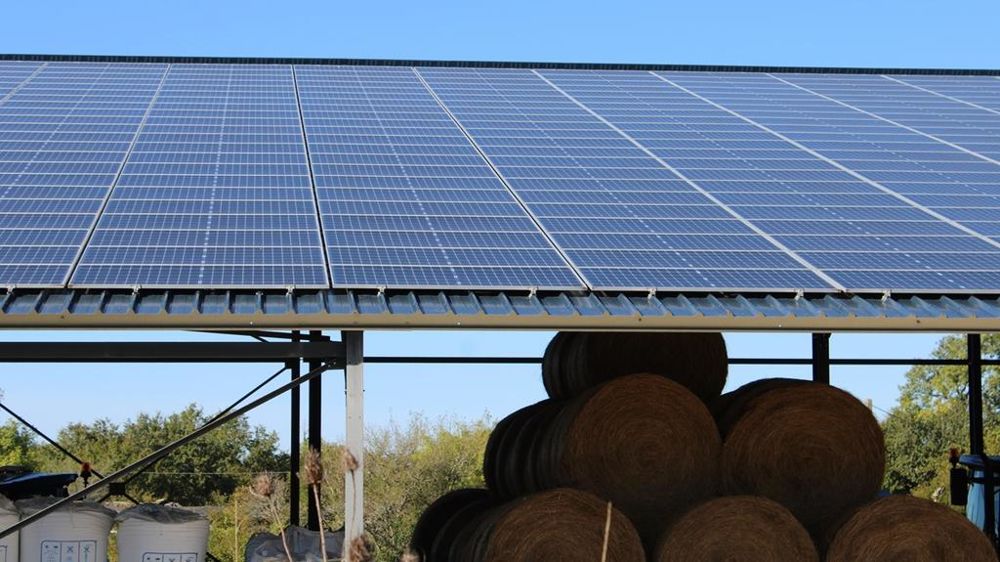 découvrez tout ce qu'il faut savoir sur le salaire des installateurs photovoltaïques. informez-vous sur les facteurs influençant leurs revenus, les perspectives d'évolution de carrière, ainsi que les avantages de ce métier en pleine croissance dans le secteur de l'énergie renouvelable.