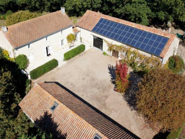 découvrez les avantages d'une installation photovoltaïque pour produire votre propre électricité renouvelable. profitez d'économies sur vos factures d'énergie tout en contribuant à la protection de l'environnement. contactez-nous pour un devis personnalisé et transformez votre toiture en source d'énergie durable.