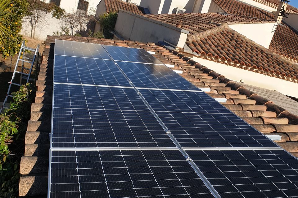 découvrez comment bénéficier d'une installation photovoltaïque gratuite pour réduire vos factures d'énergie tout en contribuant à la protection de l'environnement. profitez d'aides et de subventions pour transformer votre toit en source d'énergie renouvelable.