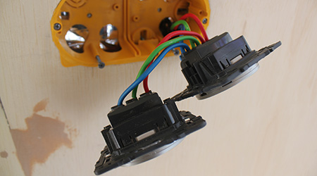 découvrez notre guide complet sur l'installation de prises électriques. apprenez étape par étape comment installer en toute sécurité vos prises, choisissez le bon matériel et respectez les normes électriques en vigueur. simplifiez vos travaux d'électricité avec nos conseils d'experts.