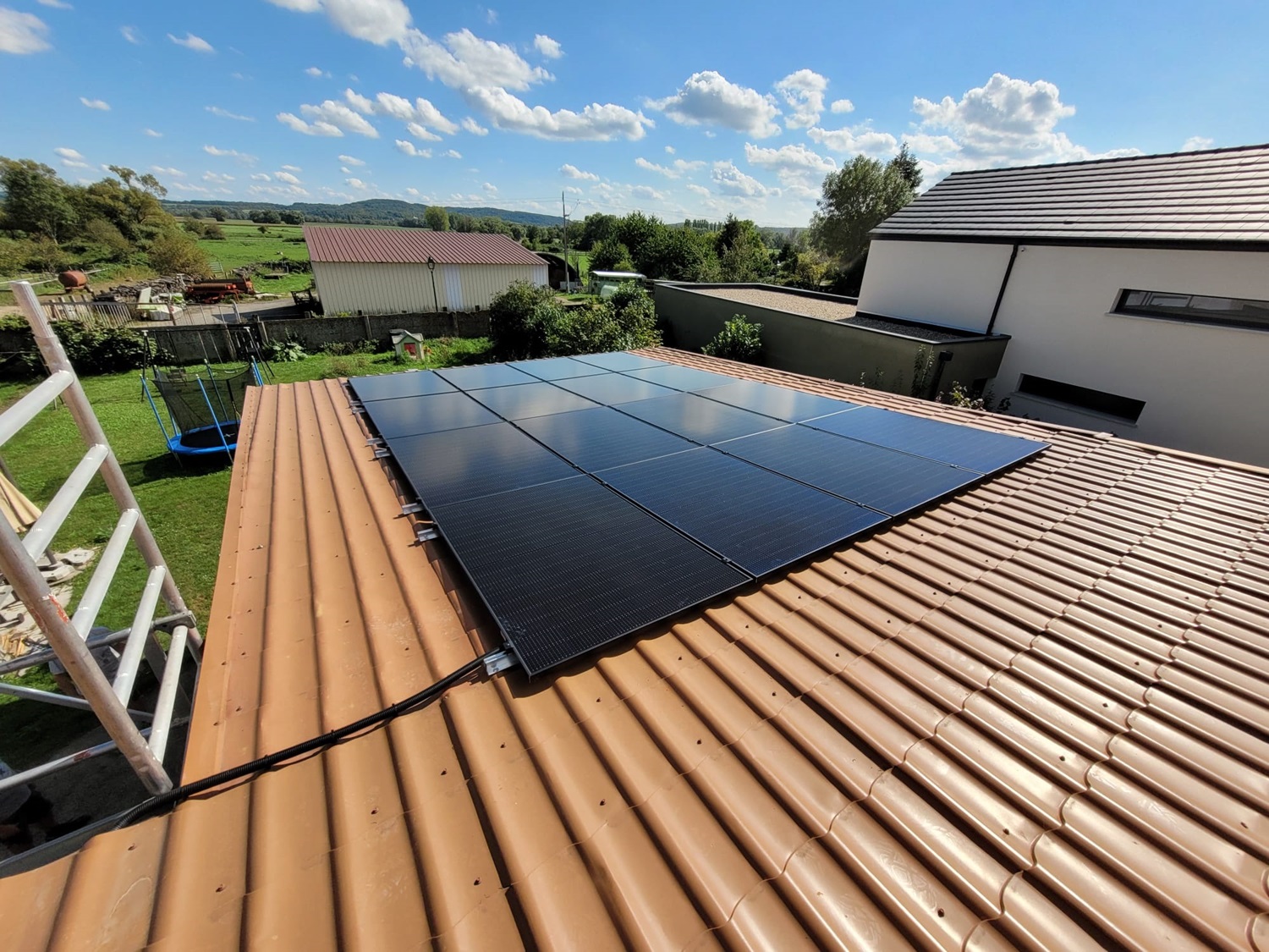 découvrez nos services d'installation de panneaux photovoltaïques (pv) pour optimiser votre consommation d'énergie et réduire vos factures. profitez d'une énergie renouvelable, durable et économique grâce à nos solutions sur mesure adaptées à vos besoins.