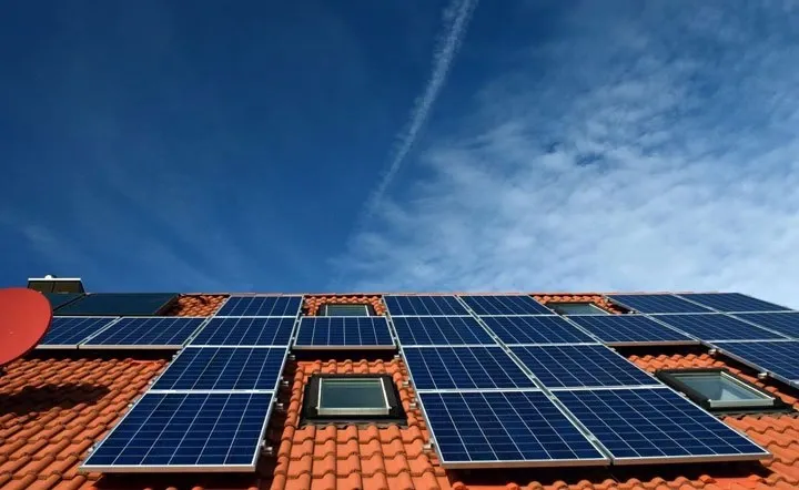 découvrez comment installer un système solaire performant pour exploiter l'énergie renouvelable chez vous. profitez des avantages écologiques et économiques des panneaux solaires grâce à notre guide complet sur l'installation solaire.