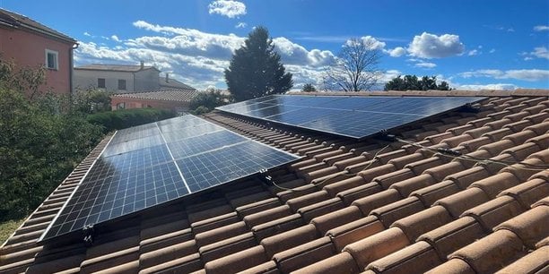 découvrez comment installer un système photovoltaïque vous-même grâce à notre guide complet. économisez sur vos factures d'électricité tout en participant à la transition énergétique. suivez nos étapes faciles et astuces pour réussir votre projet d'installation solaire.