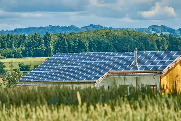 découvrez tout ce que vous devez savoir sur le photovoltaïque : définition, avantages, installation et fonctionnement. transformez l'énergie solaire en électricité pour un avenir durable et économisez sur vos factures d'énergie grâce à cette technologie verte.