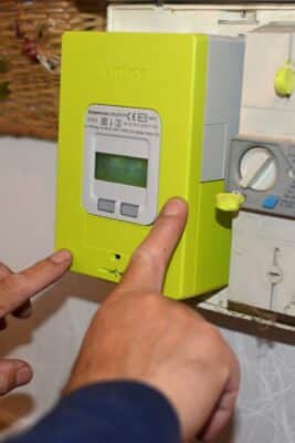 découvrez les raisons derrière le clignotement orange de votre linky. apprenez à interpréter les signaux de votre compteur intelligent et à résoudre les problèmes liés à votre consommation d'électricité.