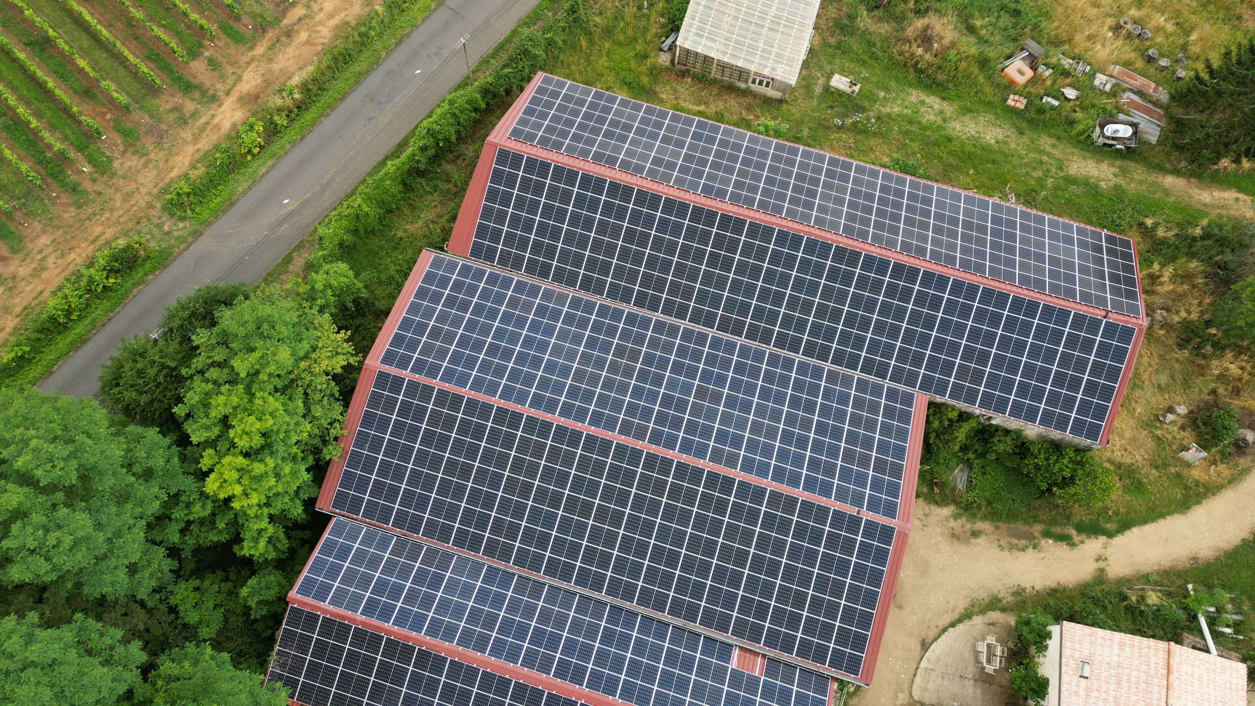 découvrez notre service de location de toitures photovoltaïques et maximisez votre production d'énergie renouvelable. profitez d'une installation clé en main tout en contribuant à la transition énergétique. contactez-nous pour en savoir plus sur nos offres adaptées à vos besoins.