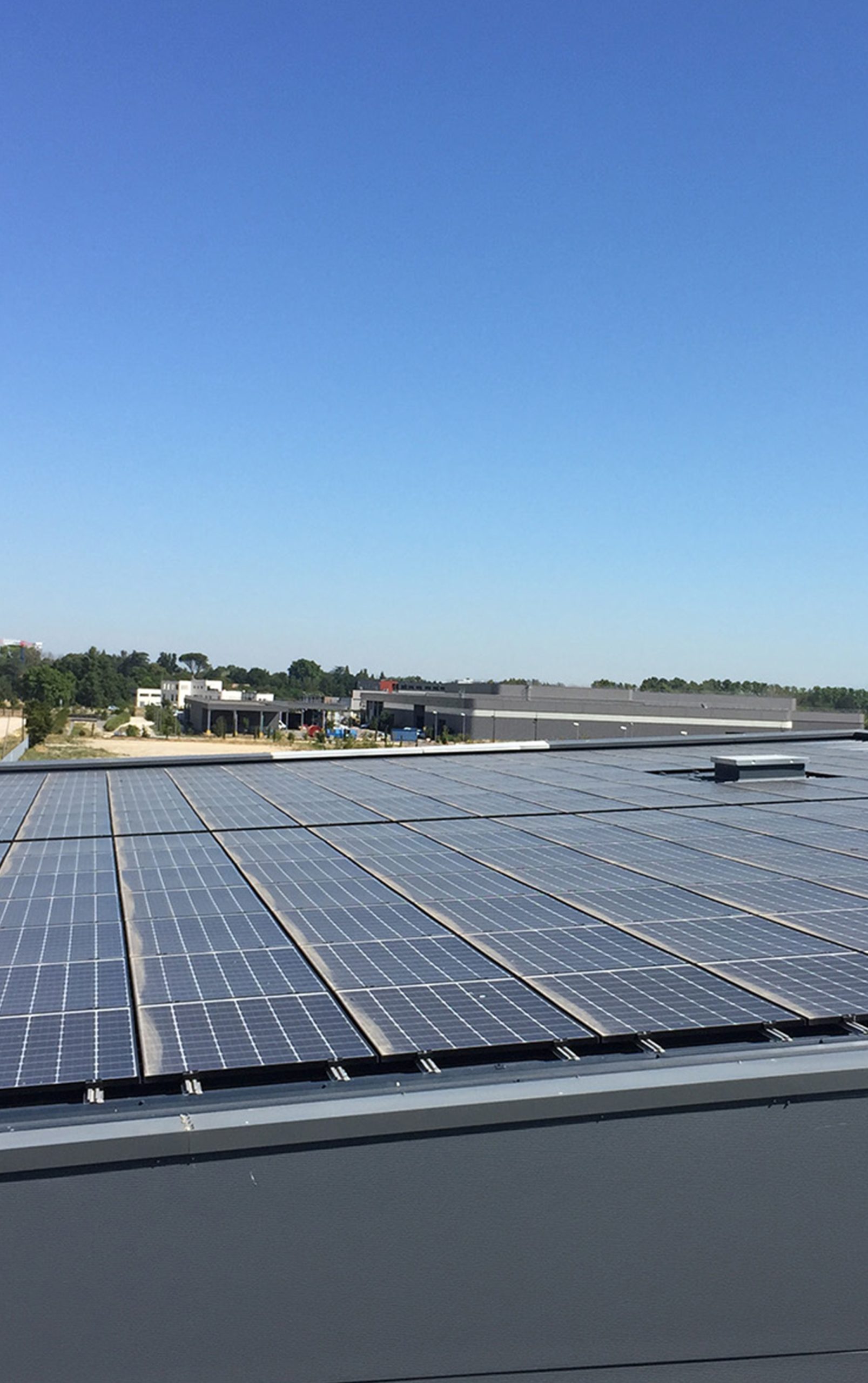 découvrez nos solutions de location de toitures photovoltaïques pour optimiser votre production d'énergie solaire. bénéficiez d'une installation clé en main, d'économies sur vos factures d'électricité et d'un engagement écologique sans frais d'achat initiaux. transformez votre toit en source d'énergie renouvelable dès aujourd'hui !