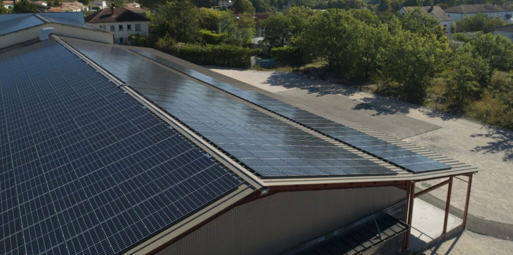 découvrez les avantages d'une toiture photovoltaïque pour optimiser votre production d'énergie solaire et réduire vos factures d'électricité. informez-vous sur les solutions écologiques et économiques qui s'offrent à vous.