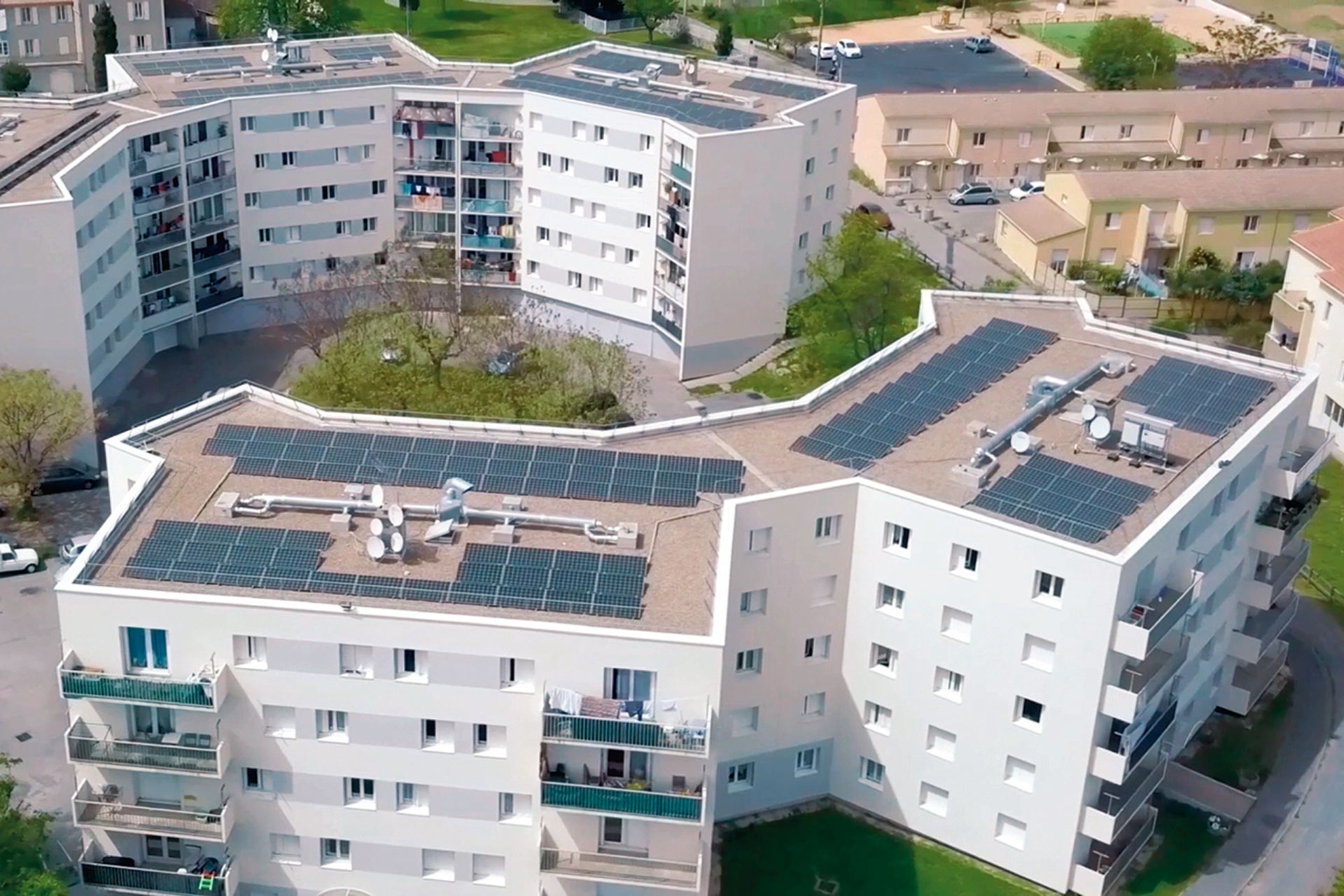découvrez le logement solaire, une solution innovante et écologique qui utilise l'énergie renouvelable pour optimiser le confort de votre maison tout en réduisant votre empreinte carbone. adoptez un mode de vie durable avec des installations solaires performantes et profitez des avantages d'une habitation responsable.