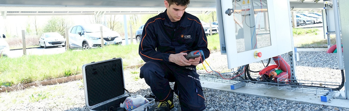 découvrez nos services de maintenance photovoltaïque pour optimiser la performance et la durabilité de vos installations solaires. profitez d'une expertise professionnelle pour garantir une production d'énergie optimale tout au long de l'année.