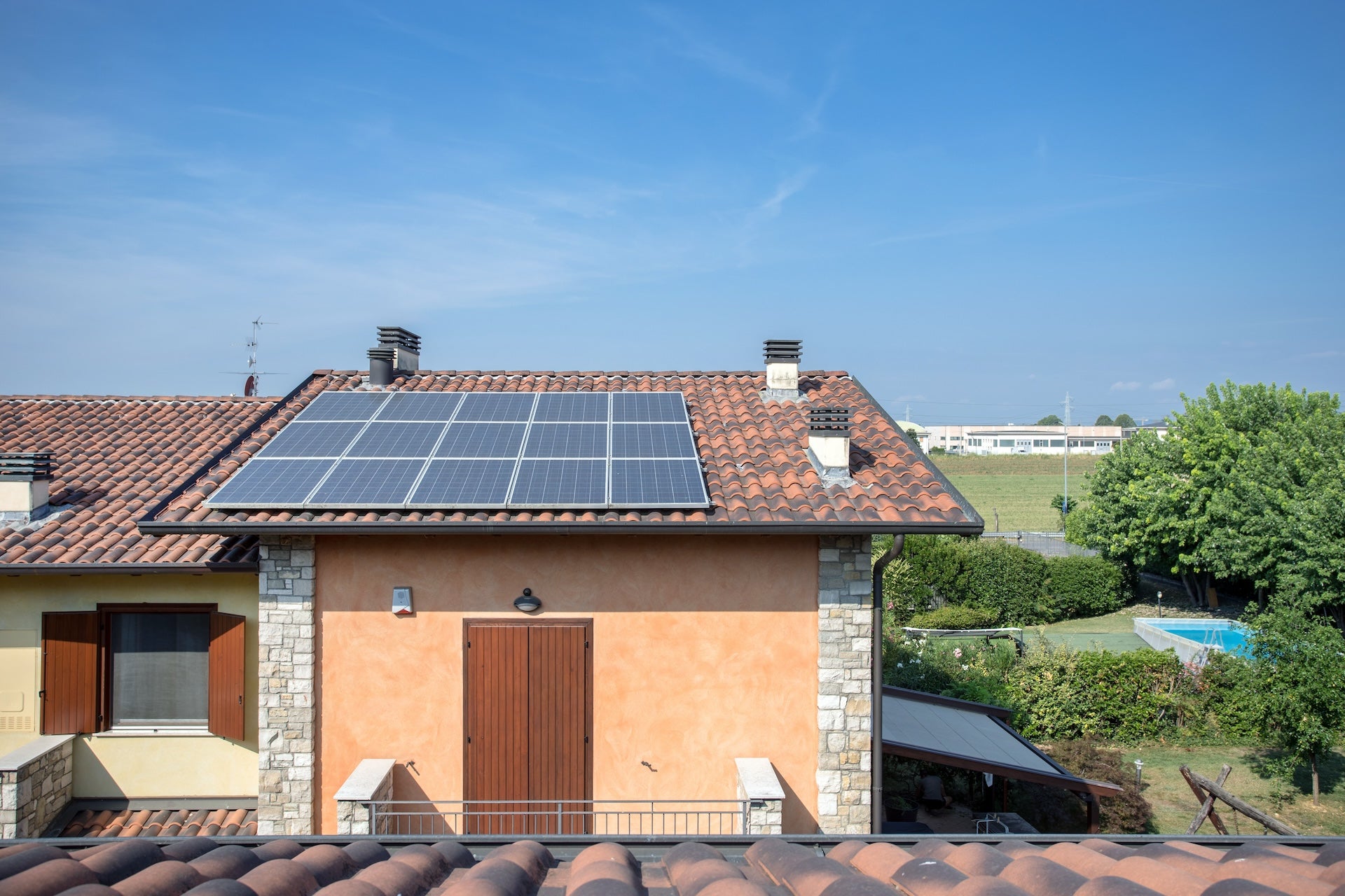 découvrez l'avenir de l'habitat avec notre maison solaire, une construction éco-responsable qui utilise l'énergie renouvelable pour réduire vos factures tout en préservant l'environnement. confort moderne et technologies durables se rencontrent pour créer un foyer idéal.