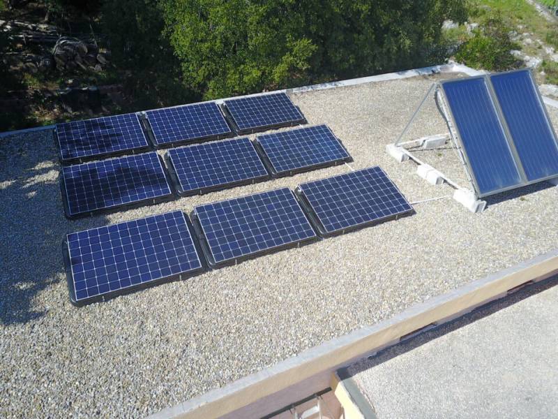 découvrez notre maison à toit plat équipée de panneaux photovoltaïques, alliant modernité et durabilité. profitez d'un habitat économe en énergie tout en bénéficiant d'un design contemporain et esthétique.