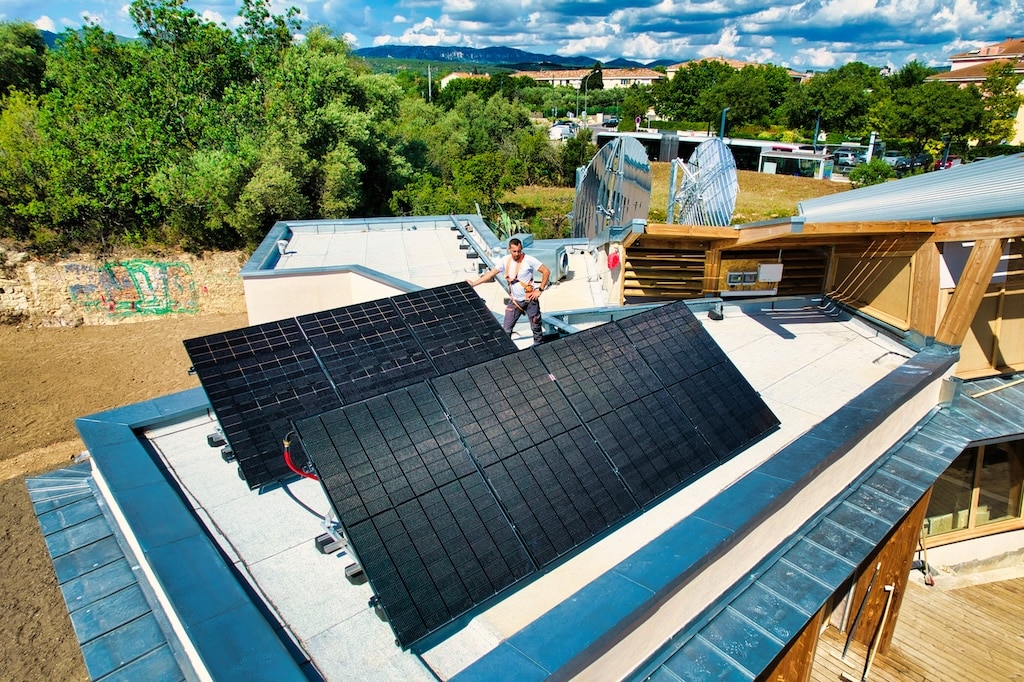 découvrez notre guide sur les maisons à toit plat équipées de panneaux photovoltaïques. apprenez les avantages de cette architecture moderne, les économies d'énergie possibles et comment intégrer ces technologies écologiques chez vous.