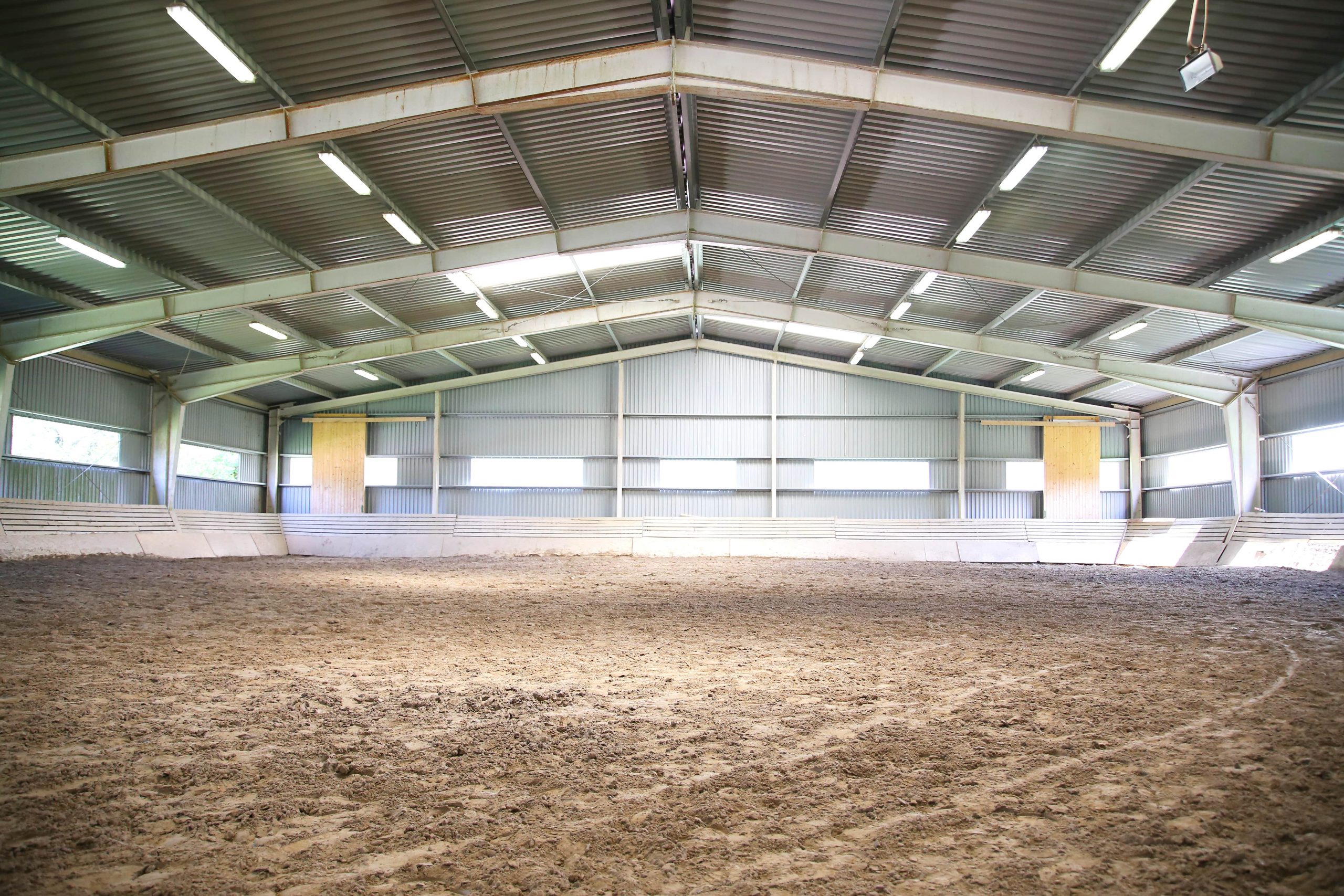 découvrez notre manège équestre solaire, un espace innovant et respectueux de l'environnement dédié aux passionnés de chevaux. profitez d'un entraînement optimal dans un cadre lumineux et écoresponsable.
