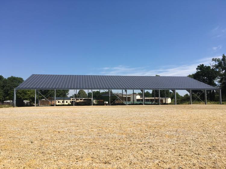 découvrez notre manège équestre solaire, un espace innovant qui allie passion des chevaux et respect de l'environnement. profitez d'un lieu d'entraînement idéal, éclairé par des énergies renouvelables, pour pratiquer l'équitation dans un cadre moderne et durable.