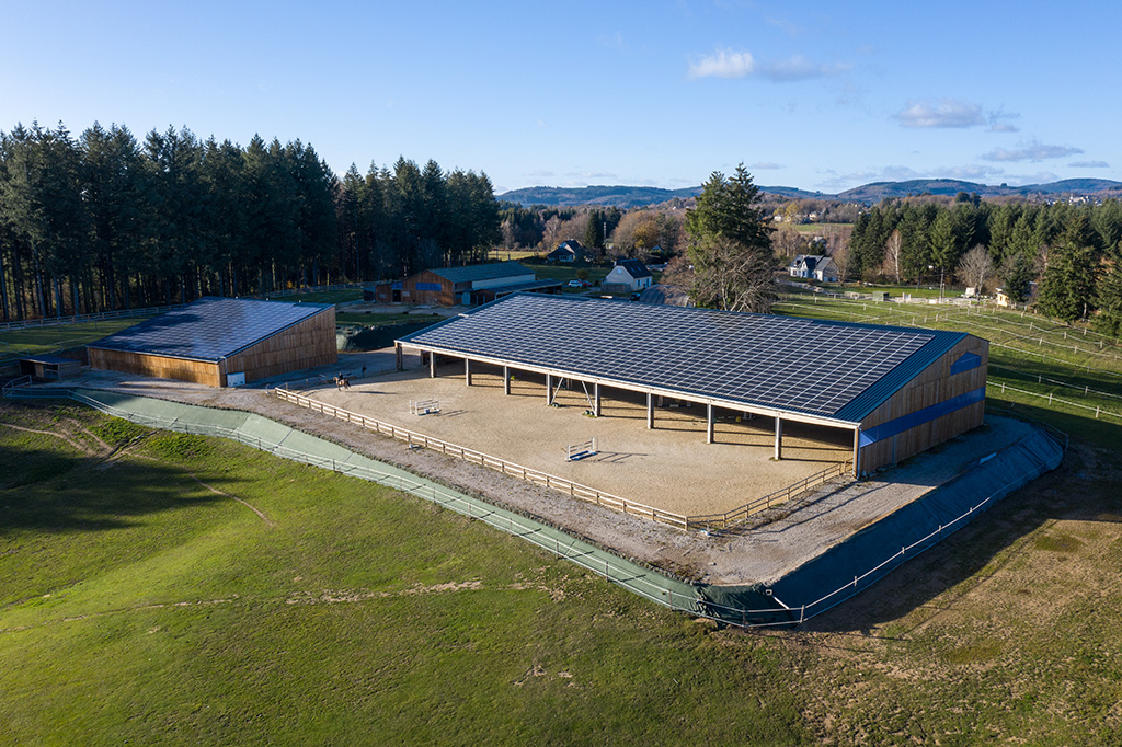 découvrez notre manège équestre solaire, un espace innovant et respectueux de l'environnement dédié aux passionnés d'équitation. profitez de séances de dressage et de loisirs sous une lumière naturelle tout en préservant notre planète. rejoignez-nous pour une expérience unique alliant équitation et durabilité.