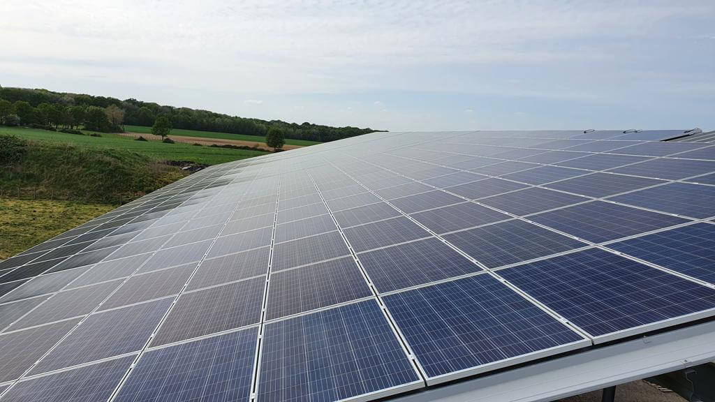 découvrez le manège solaire, une attraction innovante qui allie divertissement et énergie renouvelable. évasion ludique en pleine nature, cette installation unique utilise l'énergie solaire pour offrir des moments inoubliables tout en respectant l'environnement. idéal pour toute la famille !