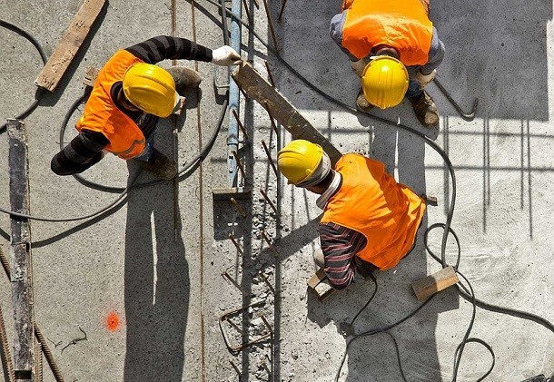 découvrez l'art de la manœuvre, essentiel pour naviguer en toute sécurité et maîtrise. que vous soyez novice ou expérimenté, apprenez les techniques indispensables pour manœuvrer vos embarcations avec aisance et confiance.