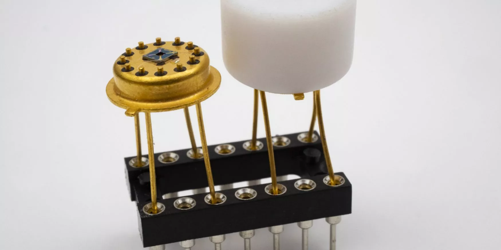 découvrez l'univers des matériaux électroniques, essentiels à la fabrication de dispositifs modernes. explorez les types, propriétés et applications de ces matériaux innovants qui façonnent notre technologie quotidienne et améliorent nos vies.