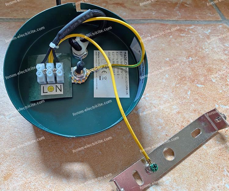 découvrez les effets d'une mauvaise terre électrique sur vos équipements et la sécurité de votre installation. apprenez à identifier les problèmes liés à une mise à la terre défectueuse et trouvez des solutions pour garantir un environnement électrique sûr et fiable.