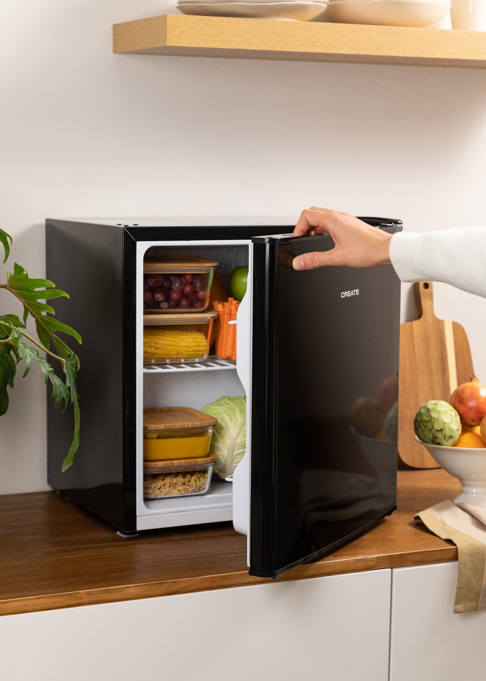 découvrez notre sélection de mini frigos, idéaux pour gagner de la place tout en conservant vos boissons et aliments au frais. parfaits pour les petits appartements, bureaux ou chambres d'étudiants, ces appareils compacts allient performance et design. trouvez le modèle qui répond à vos besoins !