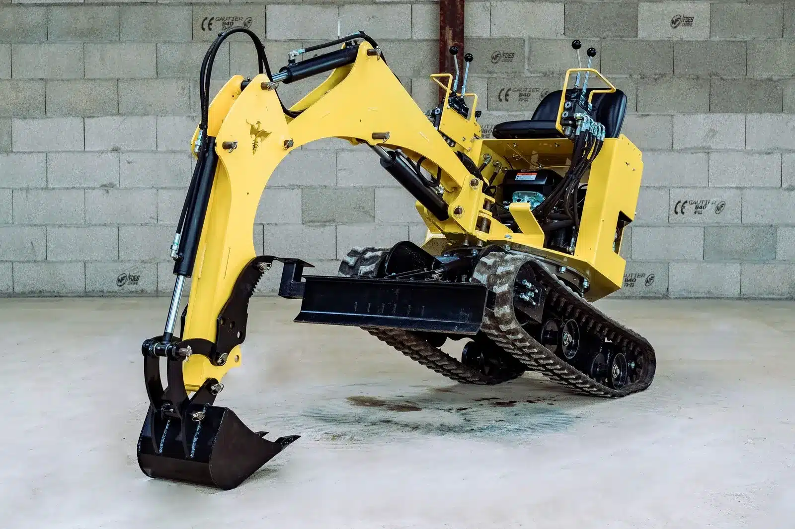 découvrez notre mini pelle flexible, un équipement compact et polyvalent idéal pour tous vos travaux d'aménagement extérieur. sa manœuvrabilité exceptionnelle et sa puissance en font l'outil parfait pour creuser, niveler et transporter des matériaux avec facilité.