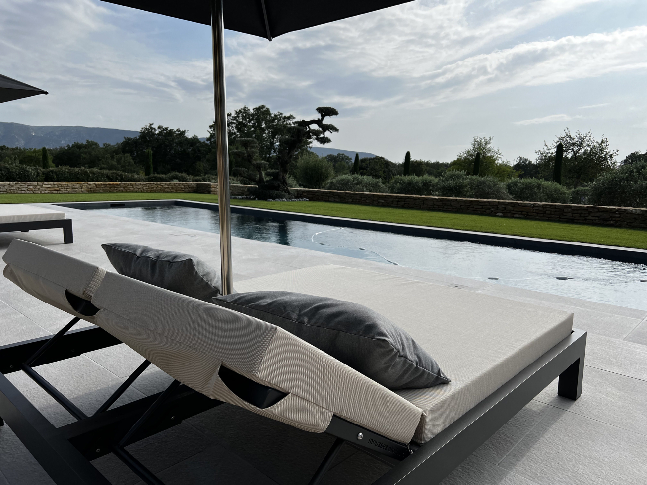 découvrez "mon soleil double", une œuvre qui explore les thèmes de la lumière et des relations humaines à travers une narration captivante. une invitation à réfléchir sur notre connexion aux autres et à nous-mêmes, tout en célébrant la beauté des moments partagés.