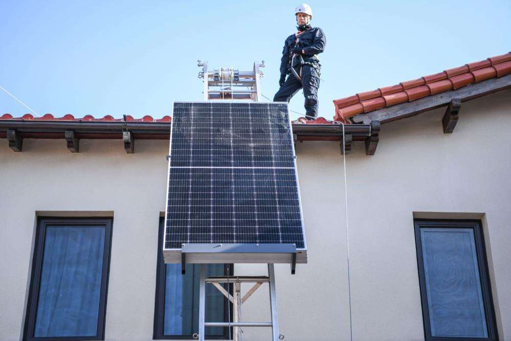 découvrez le monte-charge solaire, une solution innovante et écologique pour le transport de charges lourdes. idéal pour les bâtiments modernes, ce dispositif utilise l'énergie solaire pour optimiser vos opérations tout en réduisant votre empreinte carbone. efficacité, durabilité et respect de l'environnement sont au cœur de cette technologie.