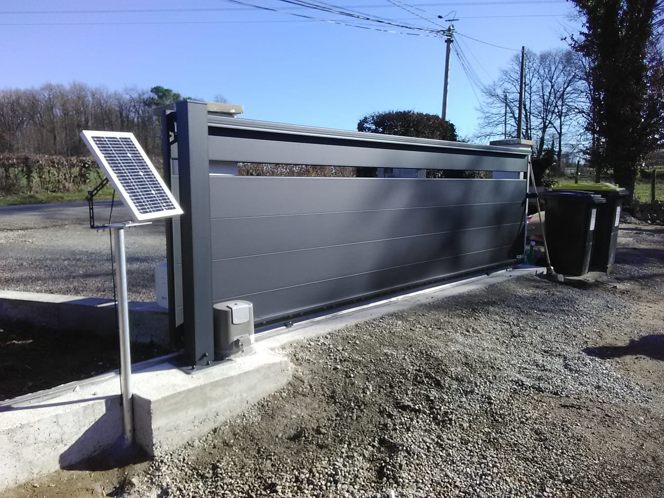 découvrez notre système de motorisation solaire pour portails, alliant performance et écologie. profitez d'une solution autonome et respectueuse de l'environnement pour faciliter l'accès à votre propriété tout en réduisant votre empreinte carbone.