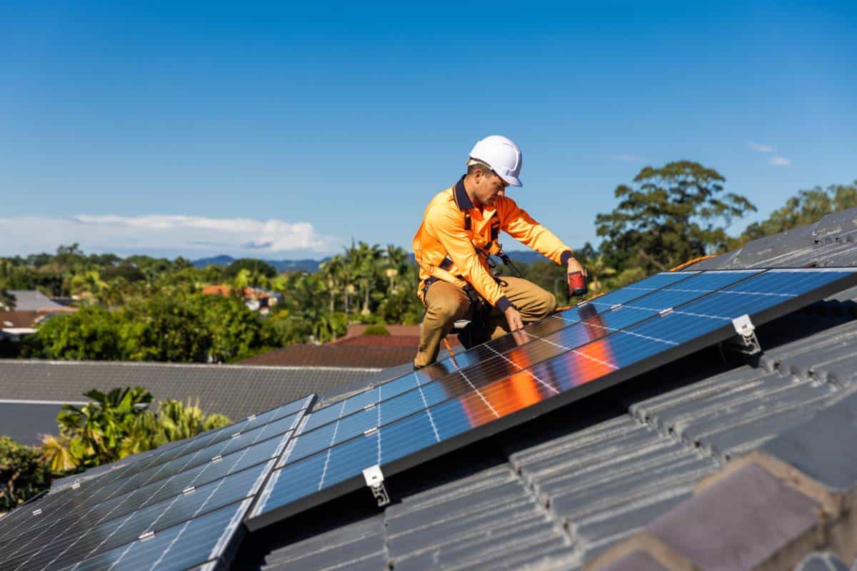découvrez la vérité derrière les mythes sur les panneaux photovoltaïques. apprenez comment fonctionne l'énergie solaire, démystifiez les idées reçues et explorez les avantages réels de l'installation photovoltaïque pour un avenir durable.
