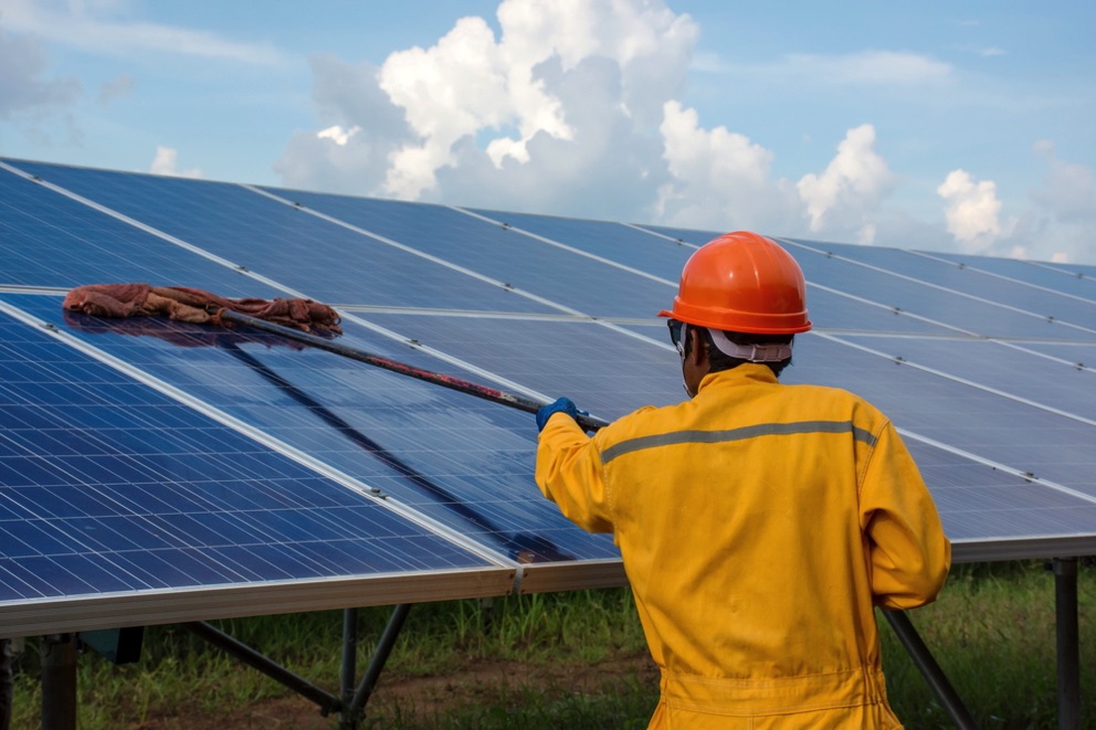 découvrez l'importance du nettoyage des panneaux photovoltaïques pour optimiser leur performance et prolonger leur durée de vie. nos services professionnels garantissent un entretien efficace, assurant ainsi un rendement maximal de votre installation solaire.