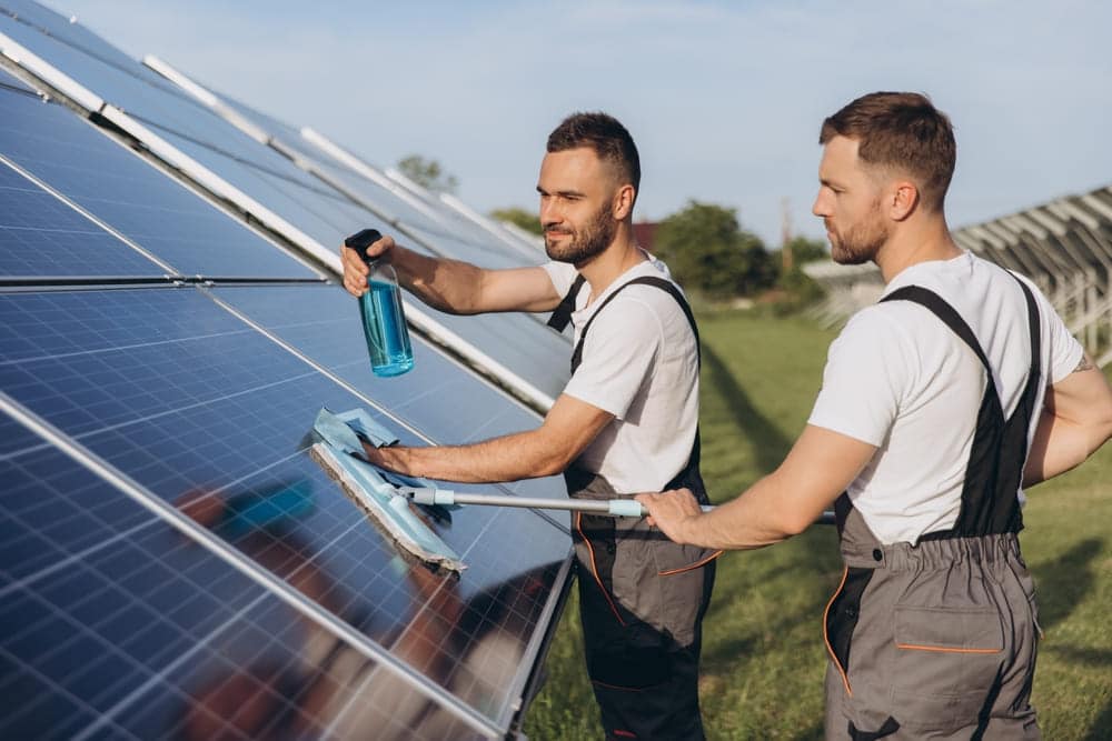 assurez le bon fonctionnement de vos panneaux photovoltaïques grâce à un nettoyage professionnel. prolongez leur durée de vie et optimisez leur rendement énergétique avec nos services spécialisés. découvrez nos solutions écologiques et efficaces pour maintenir vos installations solaires en parfait état.