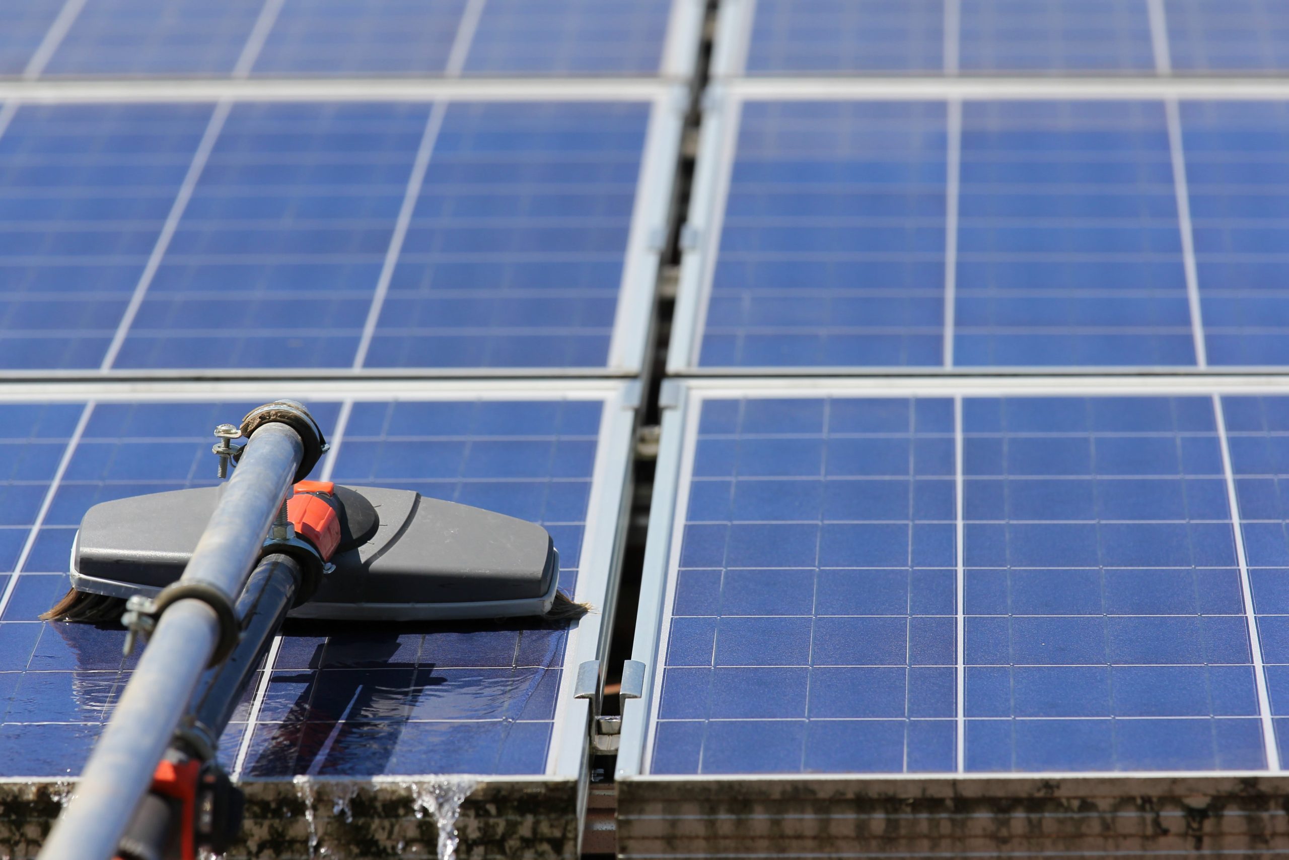assurez l'efficacité de vos panneaux solaires grâce à un nettoyage professionnel. découvrez nos services spécialisés pour éliminer la poussière et les débris, maximisant ainsi la production d'énergie et la longévité de vos équipements.
